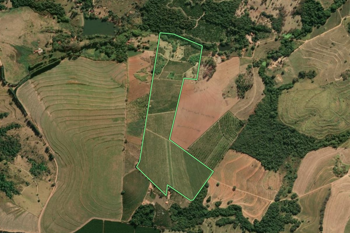 Imagem de satélite do imóvel rural em Espírito Santo do Pinhal (SP), com o contorno declarado no CAR desenhado por cima.