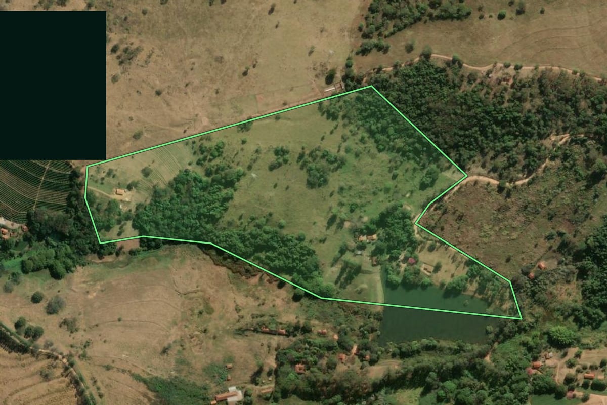 Imagem de satélite do imóvel rural em Espírito Santo do Pinhal (SP), com o contorno declarado no CAR desenhado por cima.