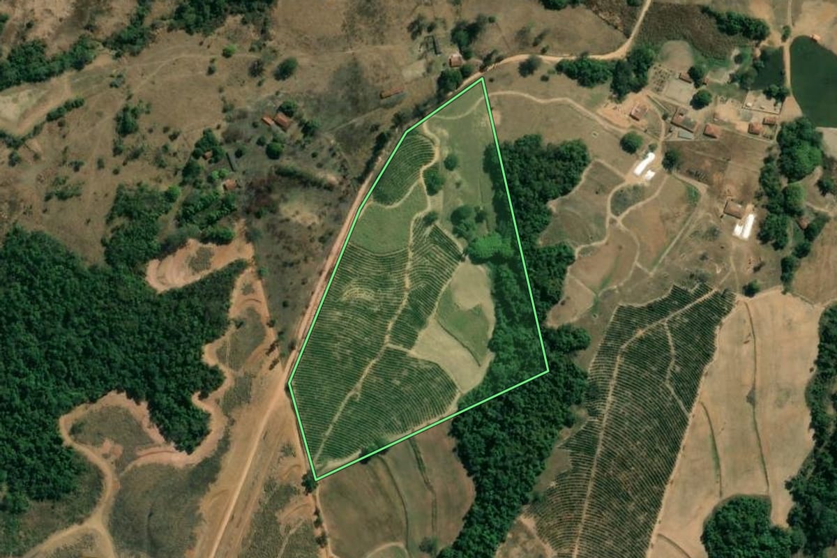 Imagem de satélite do imóvel rural em Espírito Santo do Pinhal (SP), com o contorno declarado no CAR desenhado por cima.
