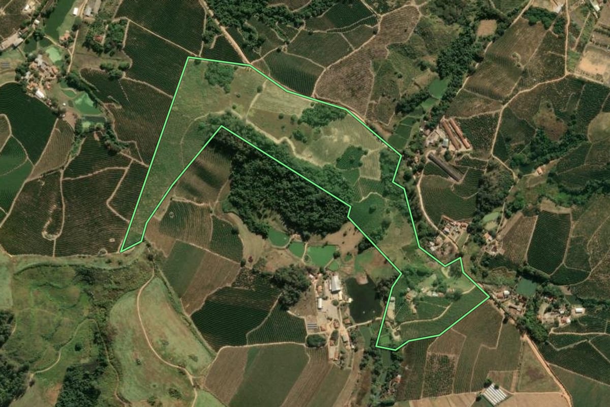 Imagem de satélite do imóvel rural em Espírito Santo do Pinhal (SP), com o contorno declarado no CAR desenhado por cima.