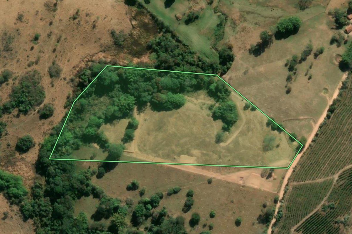 Imagem de satélite do imóvel rural em Espírito Santo do Pinhal (SP), com o contorno declarado no CAR desenhado por cima.