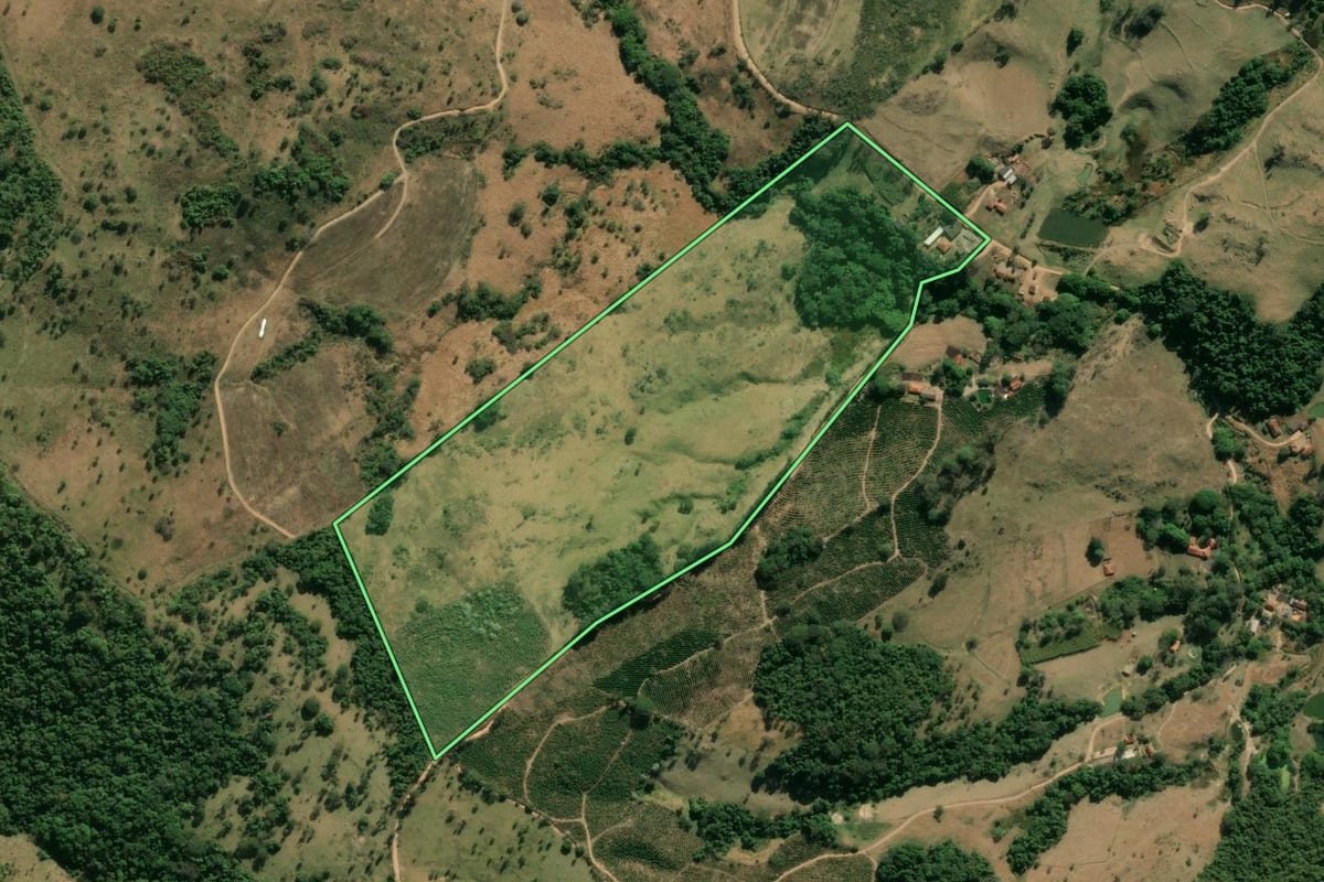 Imagem de satélite do imóvel rural em Espírito Santo do Pinhal (SP), com o contorno declarado no CAR desenhado por cima.