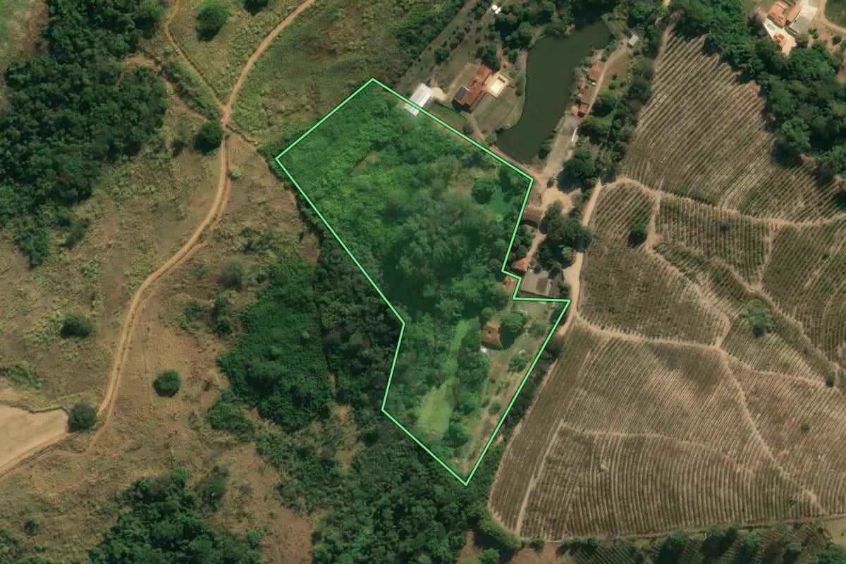 Imagem de satélite do imóvel rural em Espírito Santo do Pinhal (SP), com o contorno declarado no CAR desenhado por cima.