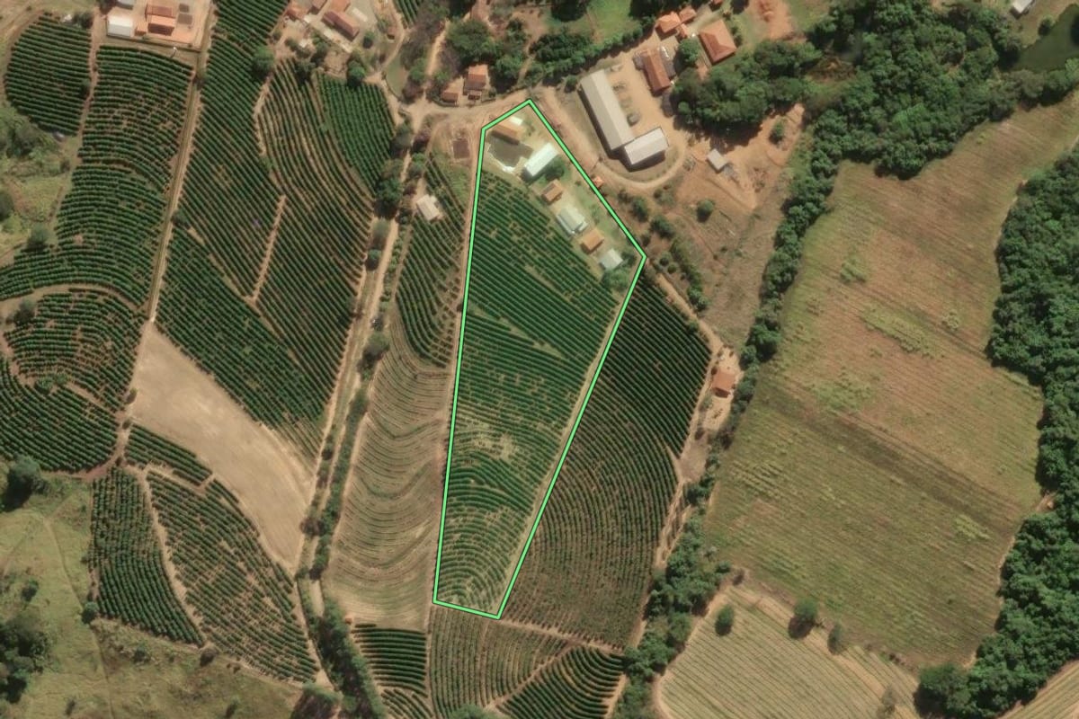 Imagem de satélite do imóvel rural em Espírito Santo do Pinhal (SP), com o contorno declarado no CAR desenhado por cima.