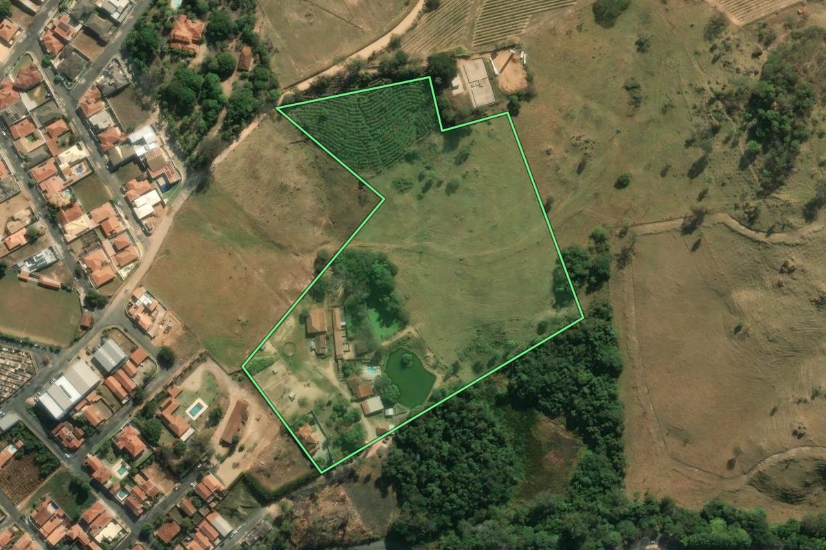 Imagem de satélite do imóvel rural em Espírito Santo do Pinhal (SP), com o contorno declarado no CAR desenhado por cima.