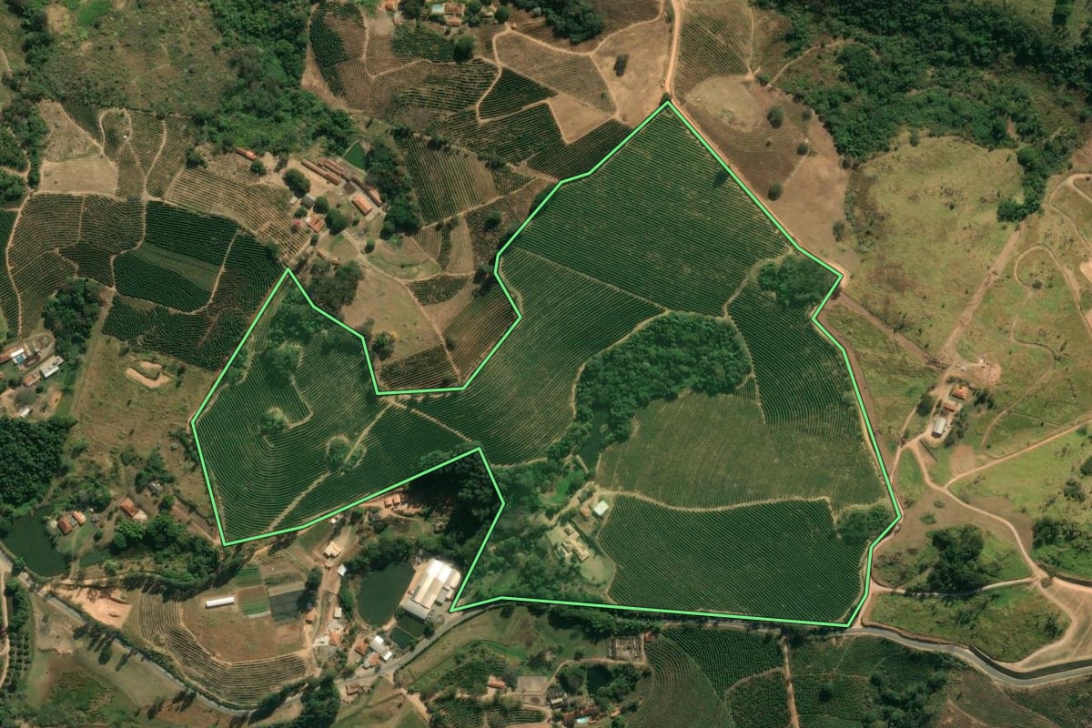 Imagem de satélite do imóvel rural em Espírito Santo do Pinhal (SP), com o contorno declarado no CAR desenhado por cima.