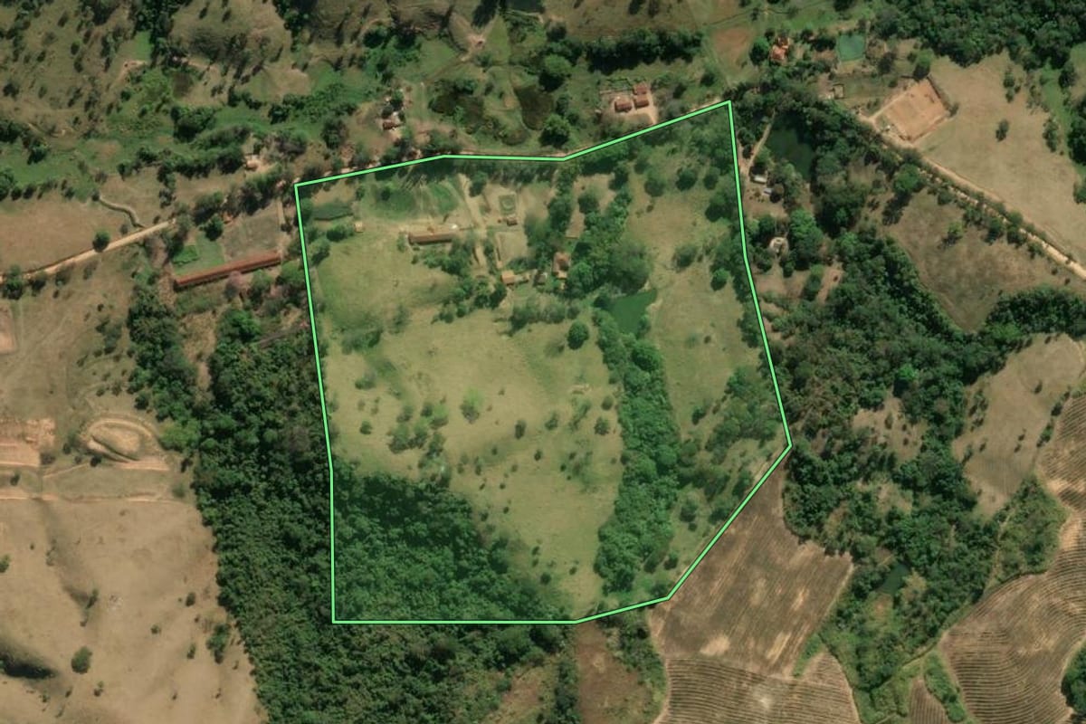 Imagem de satélite do imóvel rural em Espírito Santo do Pinhal (SP), com o contorno declarado no CAR desenhado por cima.