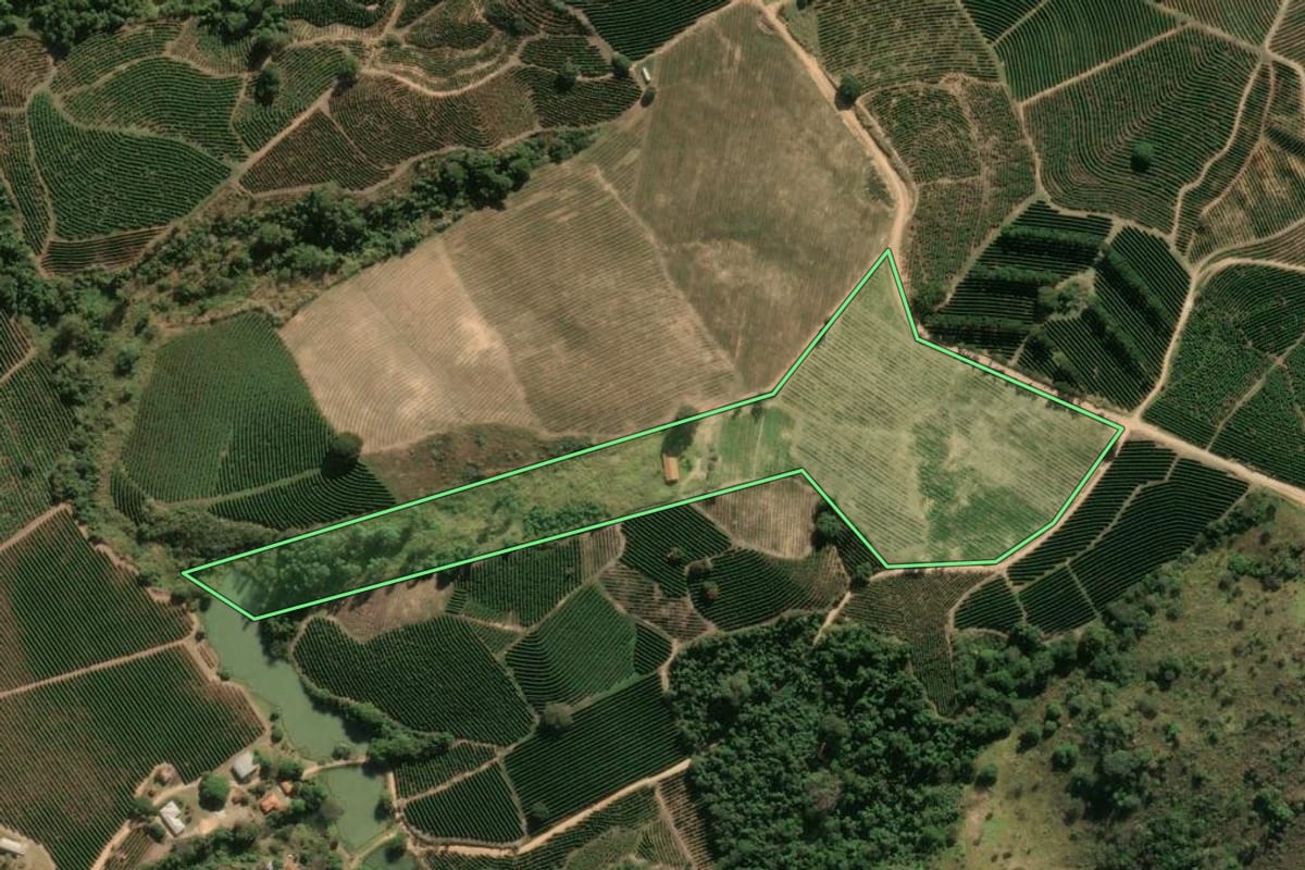 Imagem de satélite do imóvel rural em Espírito Santo do Pinhal (SP), com o contorno declarado no CAR desenhado por cima.