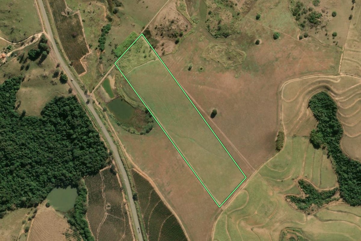 Imagem de satélite do imóvel rural em Espírito Santo do Pinhal (SP), com o contorno declarado no CAR desenhado por cima.