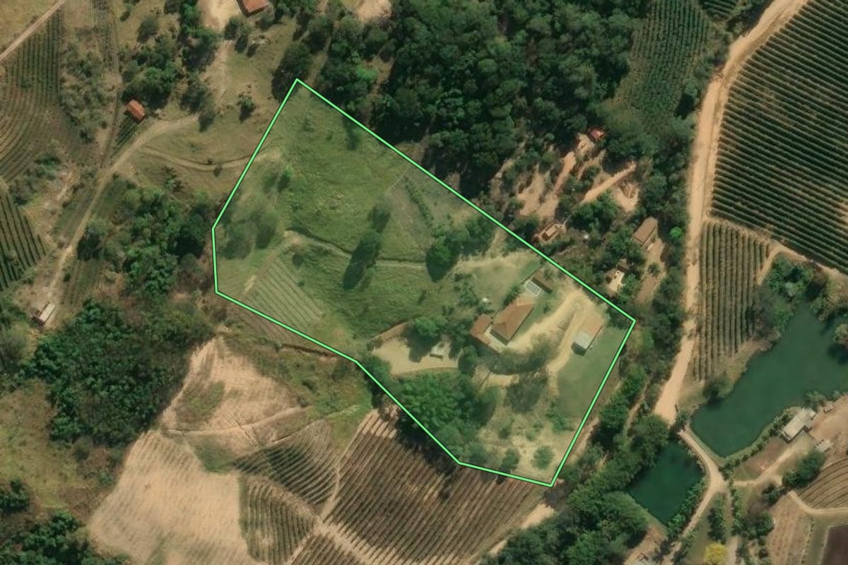 Imagem de satélite do imóvel rural em Espírito Santo do Pinhal (SP), com o contorno declarado no CAR desenhado por cima.