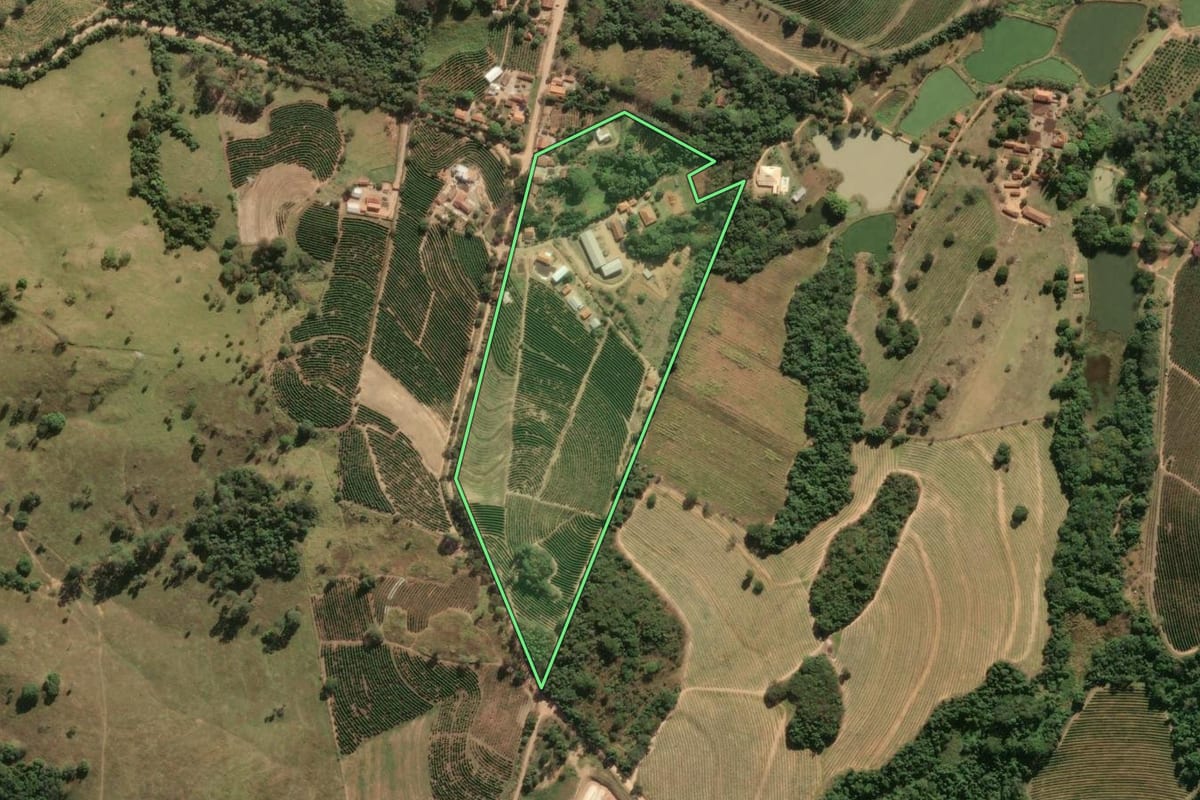 Imagem de satélite do imóvel rural em Espírito Santo do Pinhal (SP), com o contorno declarado no CAR desenhado por cima.