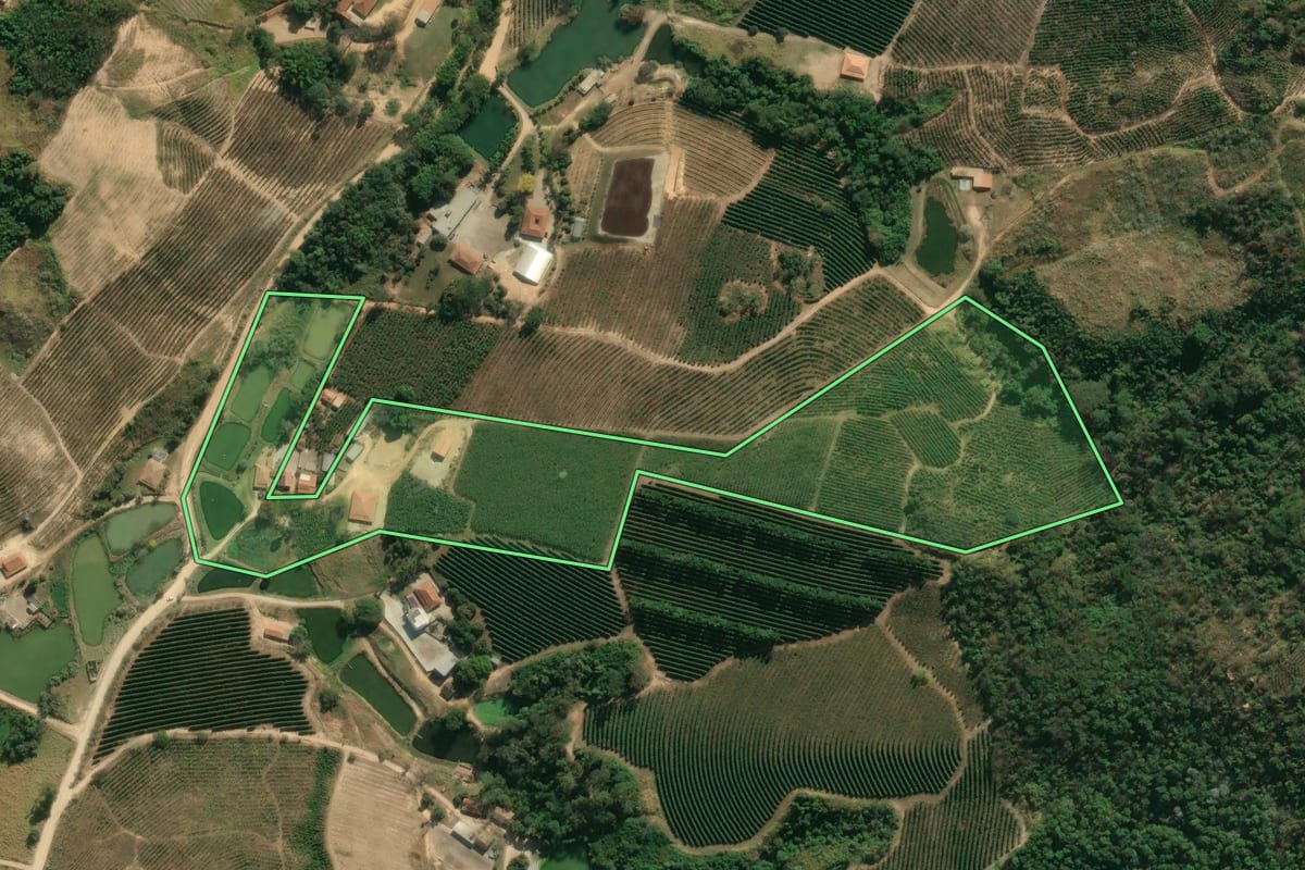 Imagem de satélite do imóvel rural em Espírito Santo do Pinhal (SP), com o contorno declarado no CAR desenhado por cima.