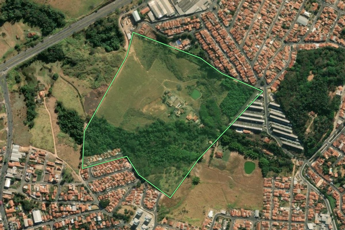 Imagem de satélite do imóvel rural em Espírito Santo do Pinhal (SP), com o contorno declarado no CAR desenhado por cima.