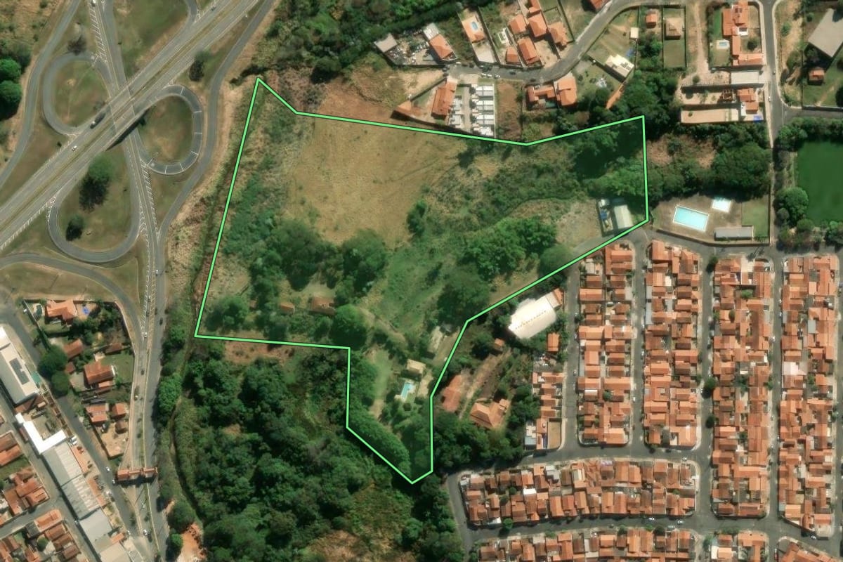 Imagem de satélite do imóvel rural em Espírito Santo do Pinhal (SP), com o contorno declarado no CAR desenhado por cima.