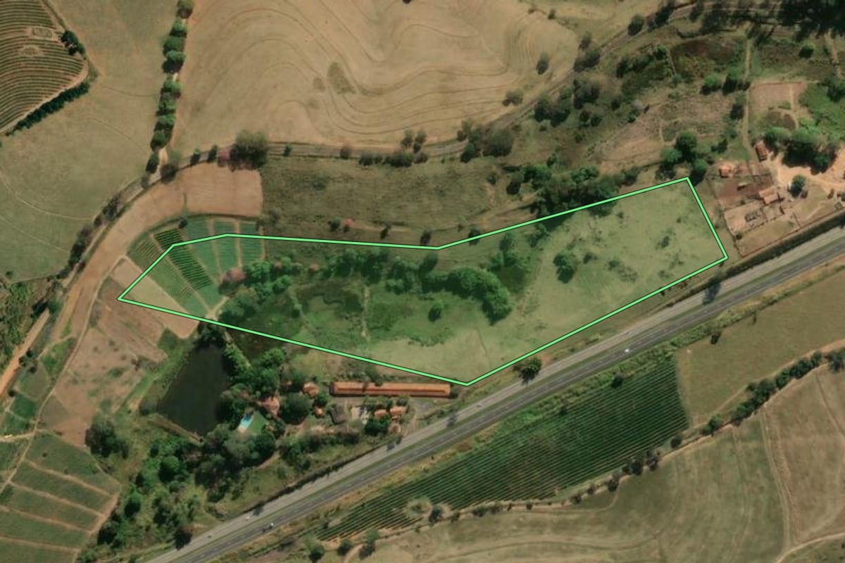 Imagem de satélite do imóvel rural em Espírito Santo do Pinhal (SP), com o contorno declarado no CAR desenhado por cima.