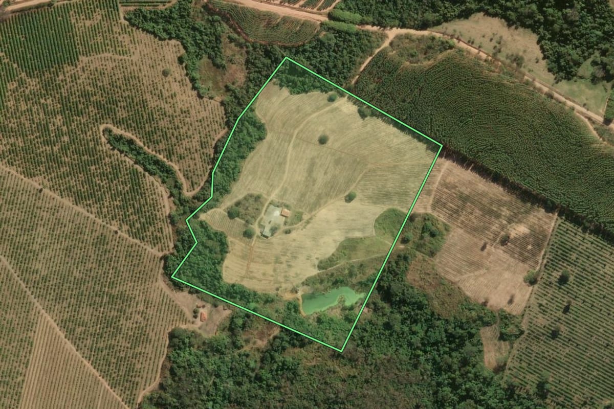 Imagem de satélite do imóvel rural em Espírito Santo do Pinhal (SP), com o contorno declarado no CAR desenhado por cima.
