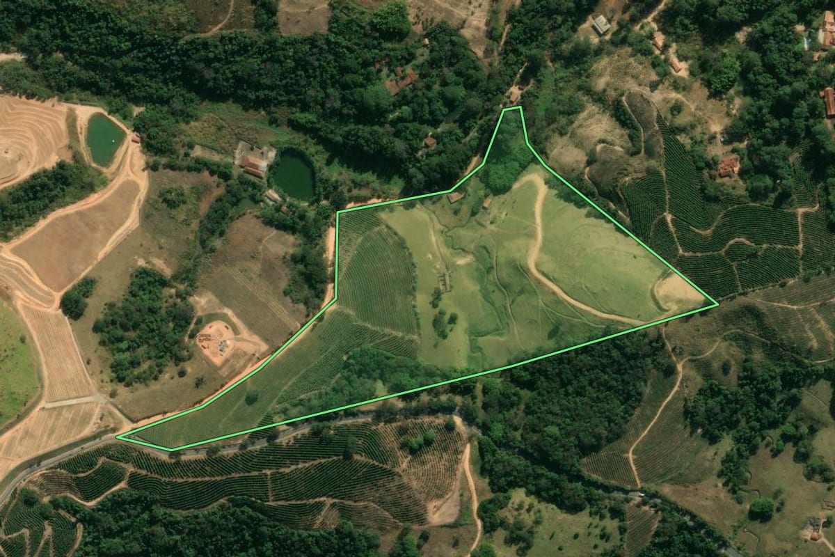 Imagem de satélite do imóvel rural em Espírito Santo do Pinhal (SP), com o contorno declarado no CAR desenhado por cima.