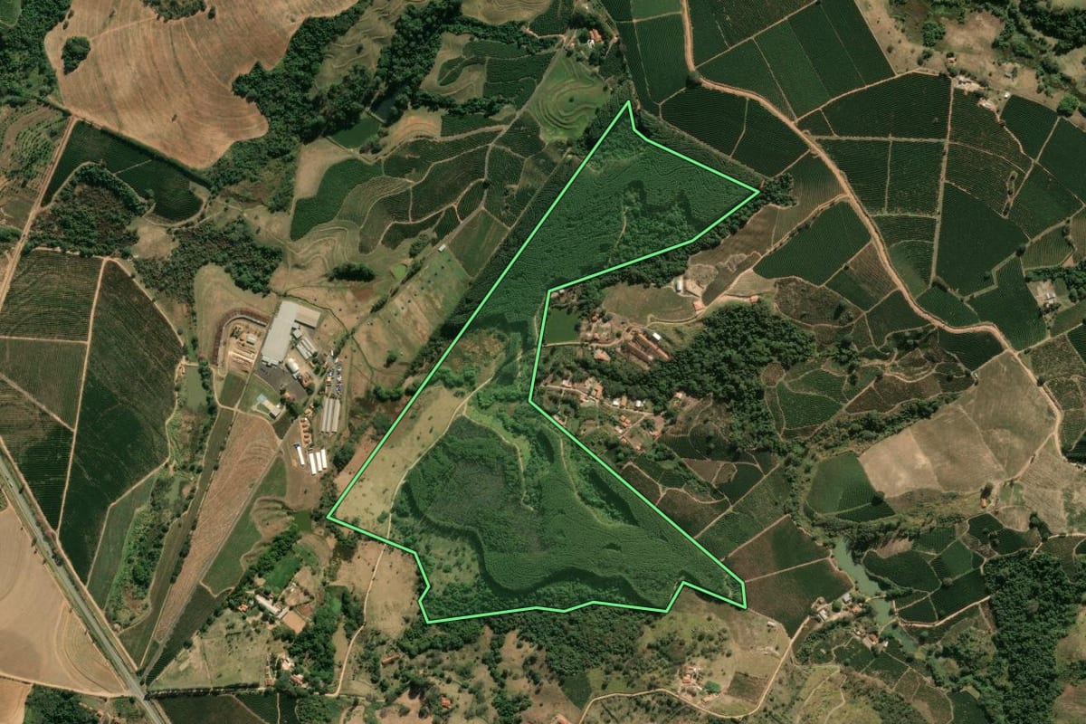 Imagem de satélite do imóvel rural em Espírito Santo do Pinhal (SP), com o contorno declarado no CAR desenhado por cima.