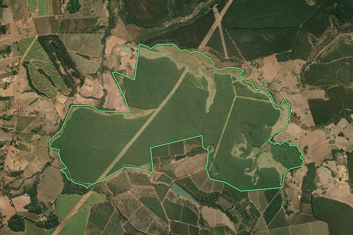 Imagem de satélite do imóvel rural em Espírito Santo do Pinhal (SP), com o contorno declarado no CAR desenhado por cima.