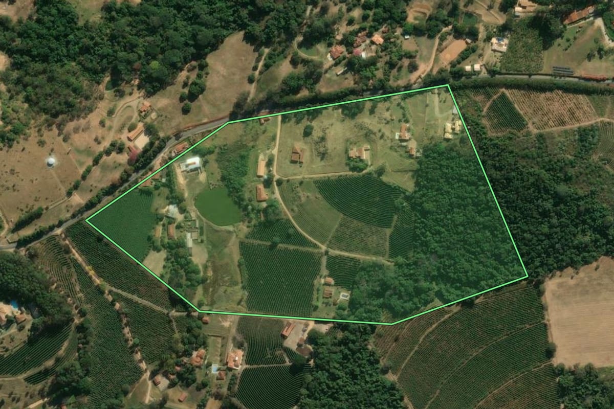 Imagem de satélite do imóvel rural em Espírito Santo do Pinhal (SP), com o contorno declarado no CAR desenhado por cima.