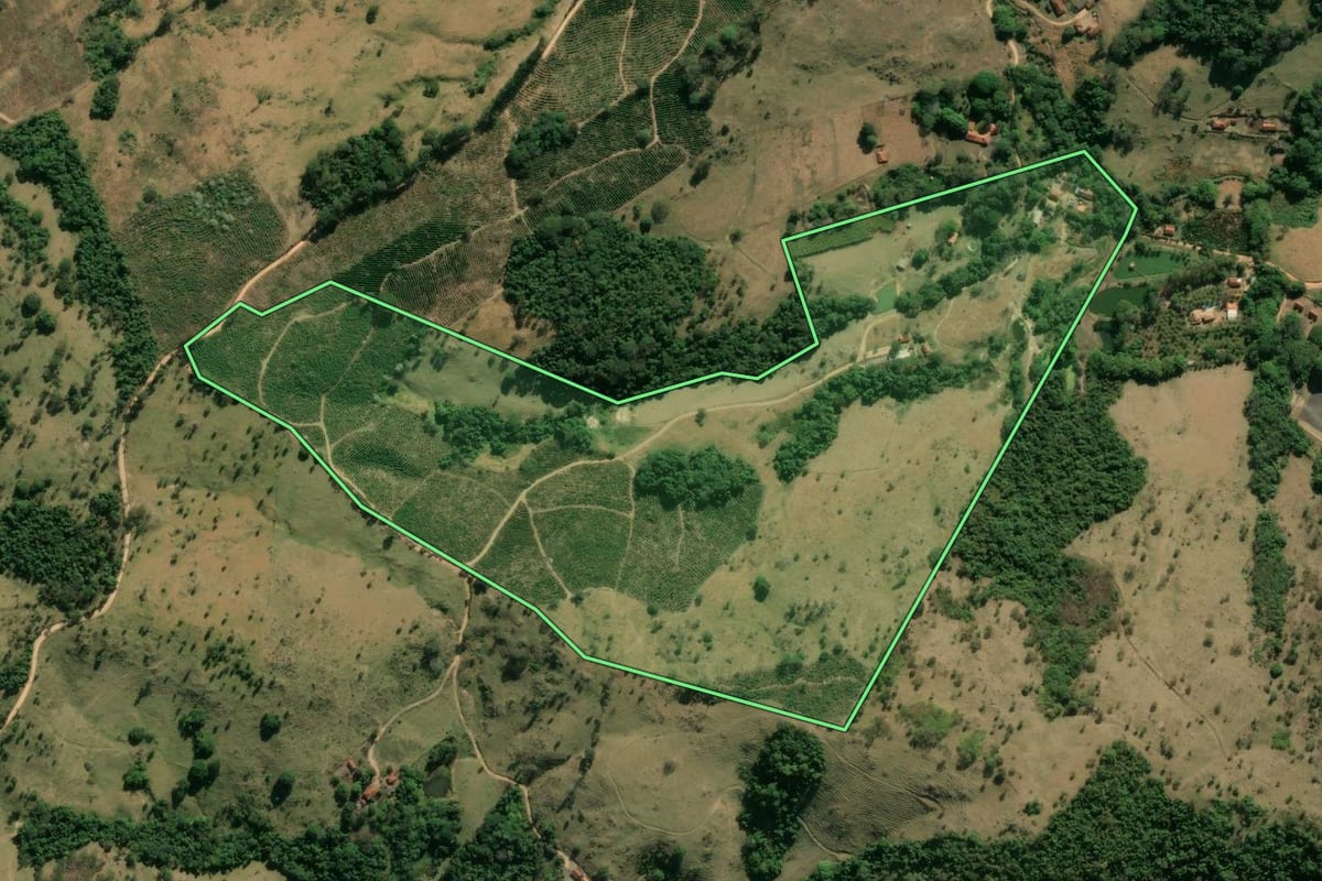 Imagem de satélite do imóvel rural em Espírito Santo do Pinhal (SP), com o contorno declarado no CAR desenhado por cima.