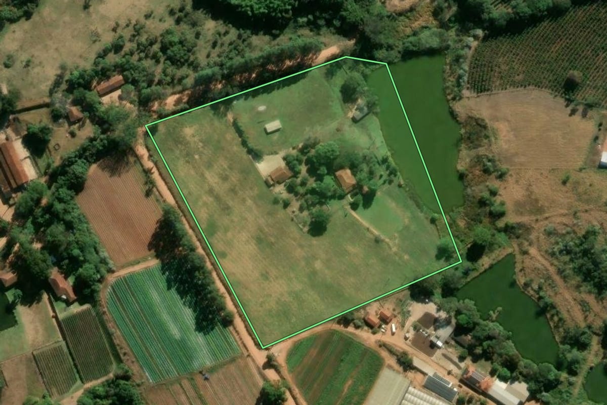 Imagem de satélite do imóvel rural em Espírito Santo do Pinhal (SP), com o contorno declarado no CAR desenhado por cima.