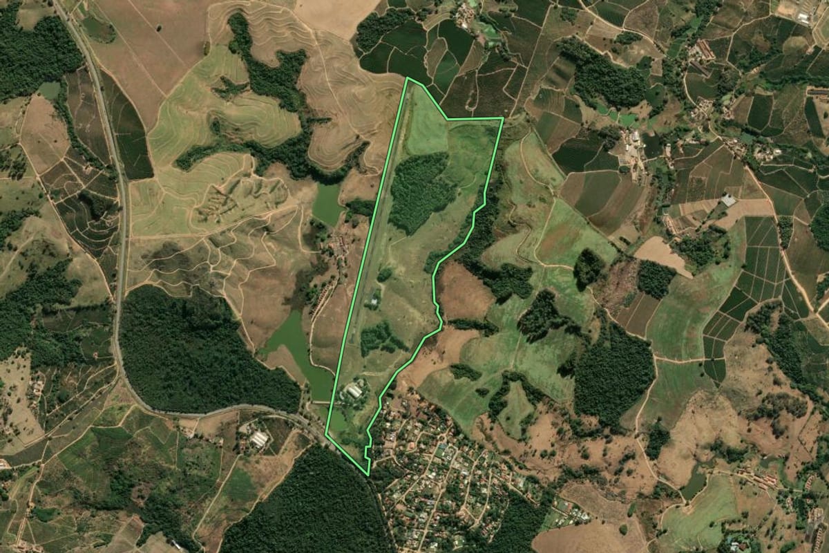 Imagem de satélite do imóvel rural em Espírito Santo do Pinhal (SP), com o contorno declarado no CAR desenhado por cima.