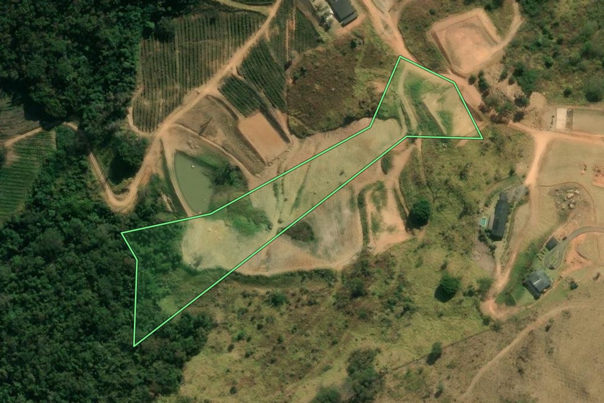 Imagem de satélite do imóvel rural em Espírito Santo do Pinhal (SP), com o contorno declarado no CAR desenhado por cima.