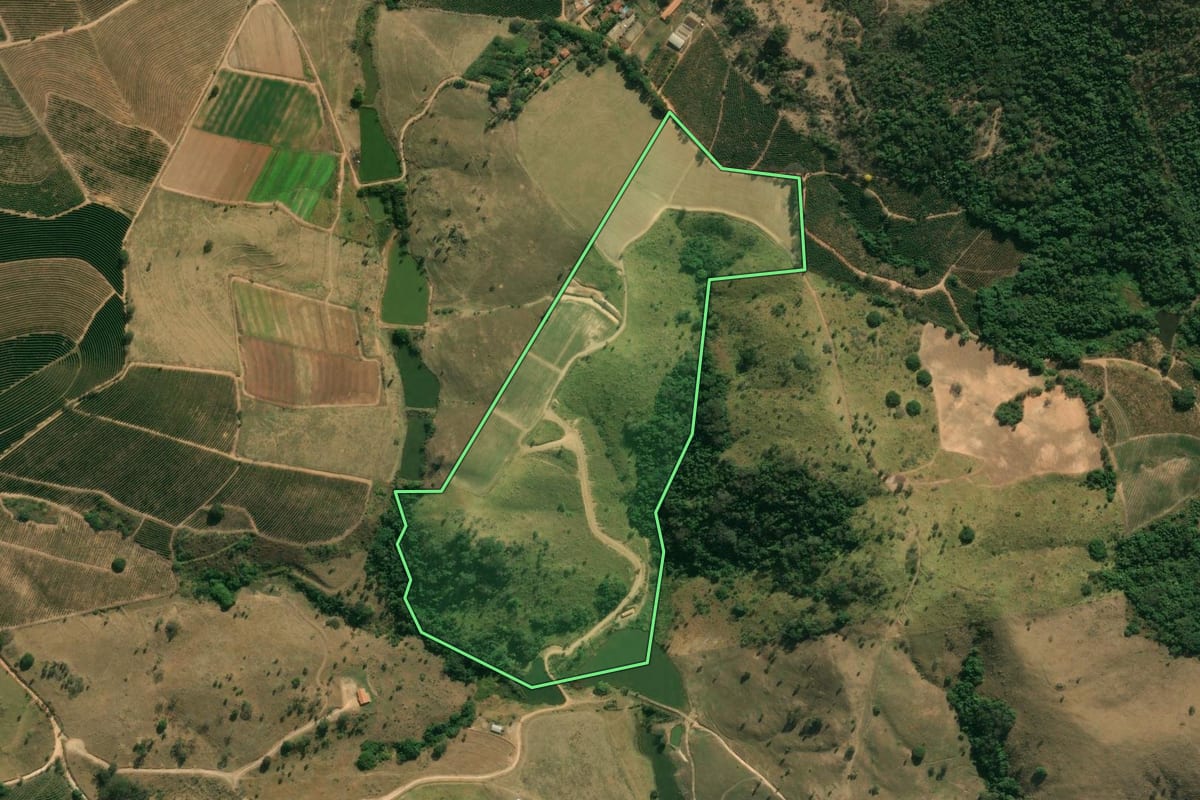 Imagem de satélite do imóvel rural em Espírito Santo do Pinhal (SP), com o contorno declarado no CAR desenhado por cima.