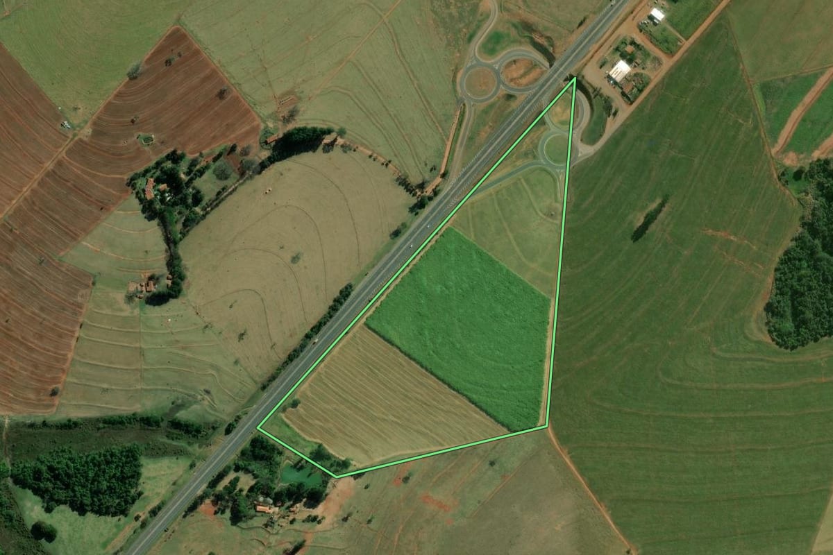 Imagem de satélite do imóvel rural em Espírito Santo do Turvo (SP), com o contorno declarado no CAR desenhado por cima.