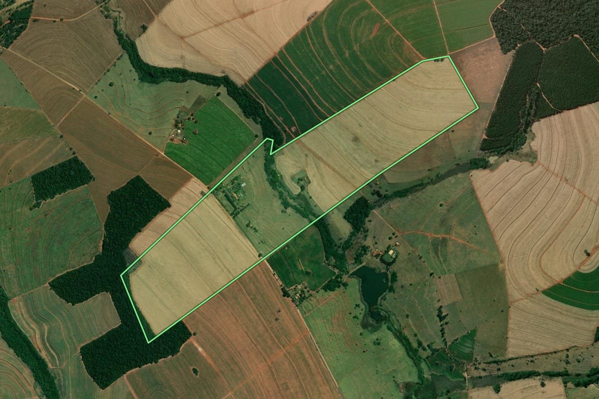 Imagem de satélite do imóvel rural em Espírito Santo do Turvo (SP), com o contorno declarado no CAR desenhado por cima.