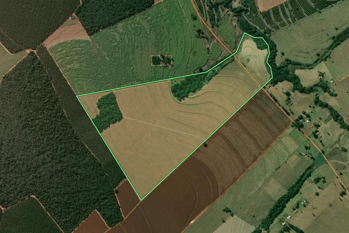 Imagem de satélite do imóvel rural em Espírito Santo do Turvo (SP), com o contorno declarado no CAR desenhado por cima.