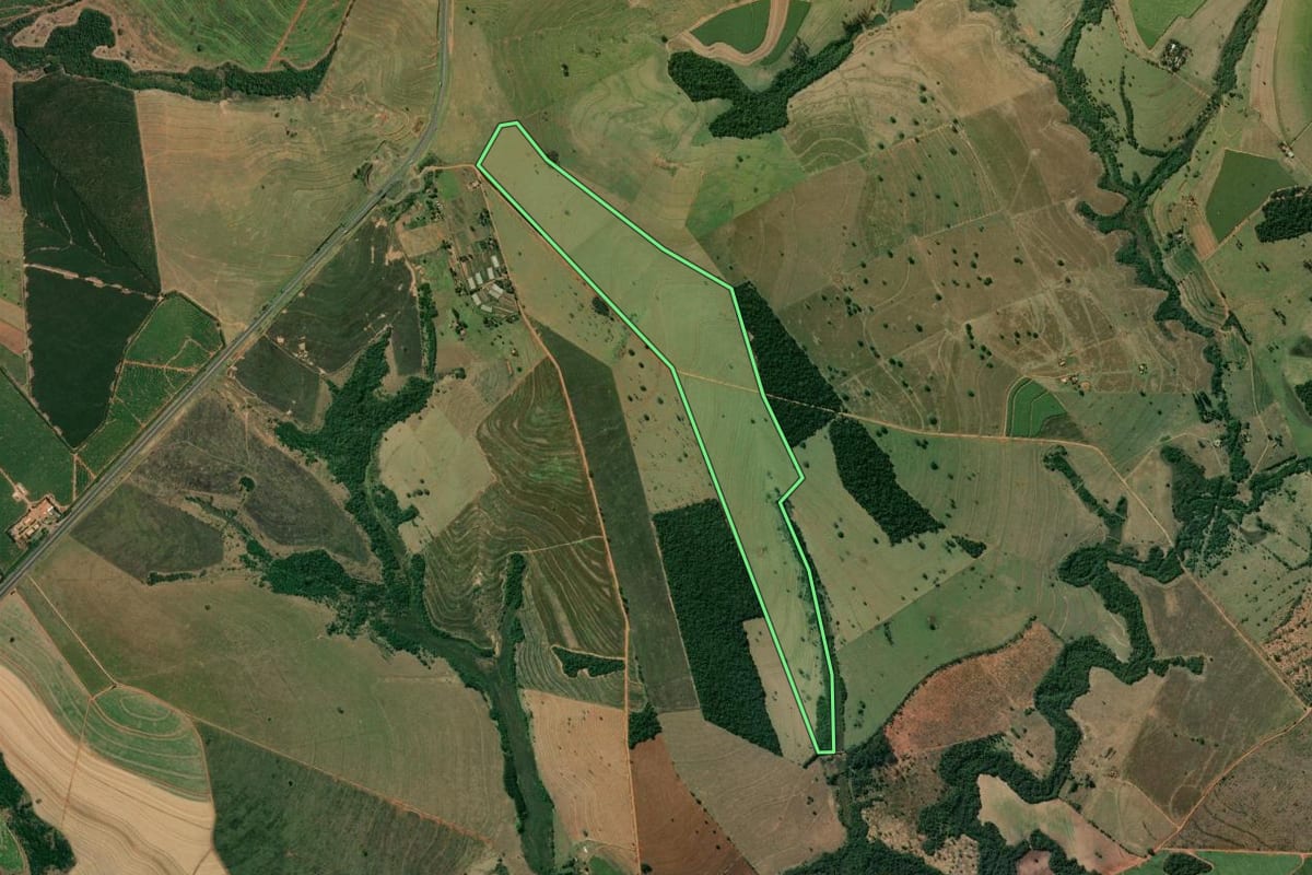 Imagem de satélite do imóvel rural em Espírito Santo do Turvo (SP), com o contorno declarado no CAR desenhado por cima.