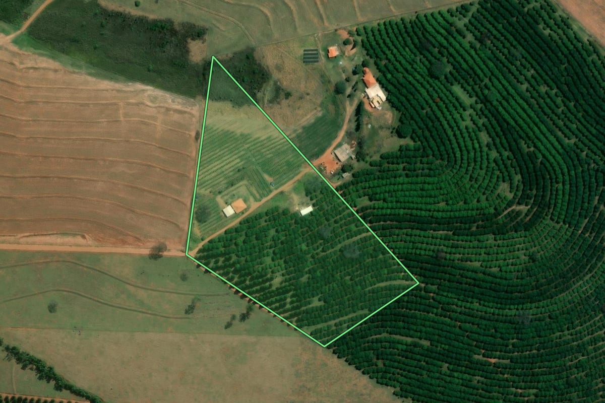 Imagem de satélite do imóvel rural em Espírito Santo do Turvo (SP), com o contorno declarado no CAR desenhado por cima.