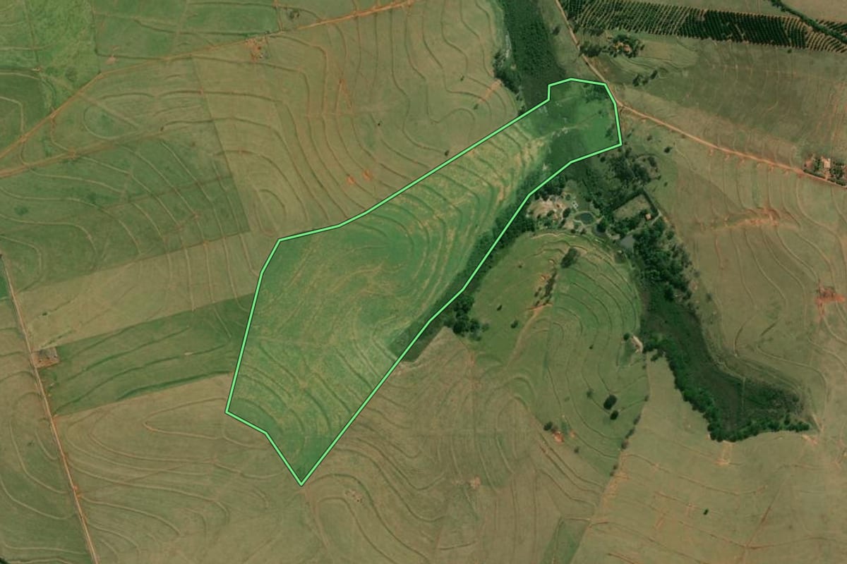Imagem de satélite do imóvel rural em Espírito Santo do Turvo (SP), com o contorno declarado no CAR desenhado por cima.