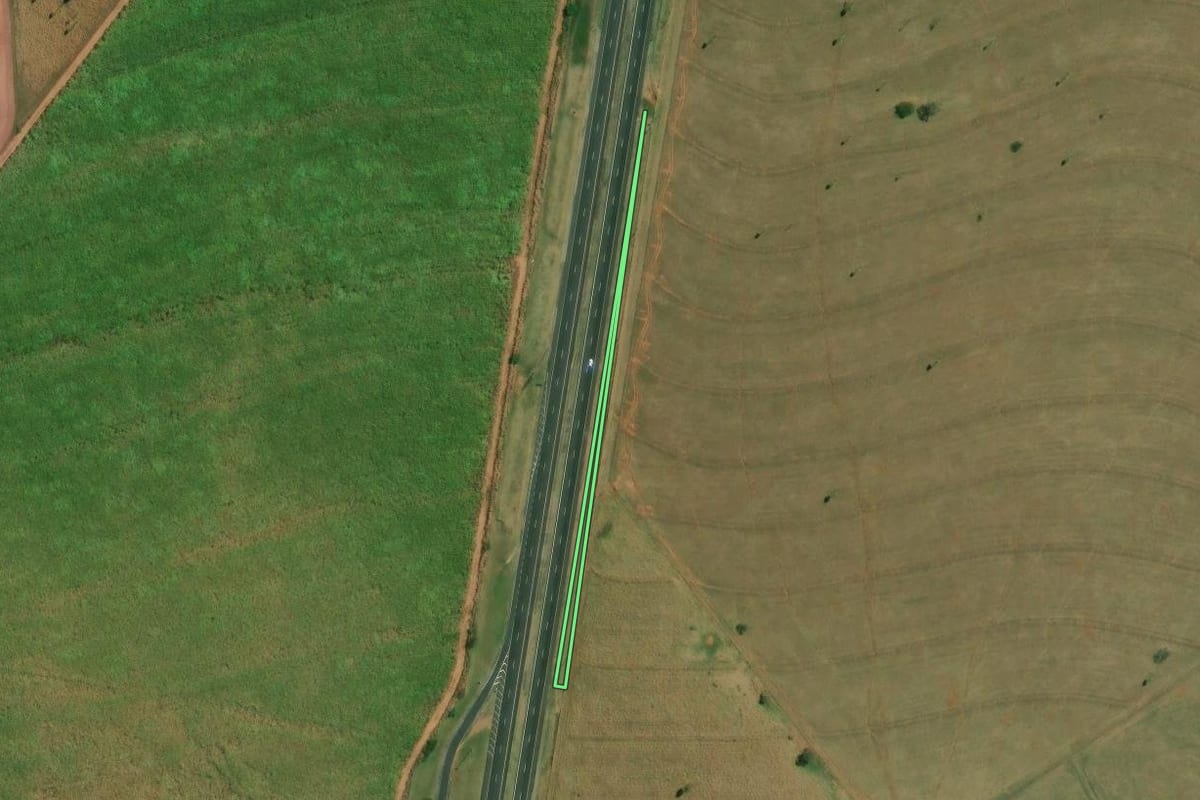 Imagem de satélite do imóvel rural em Espírito Santo do Turvo (SP), com o contorno declarado no CAR desenhado por cima.