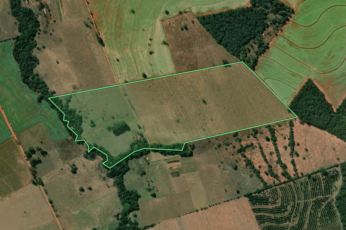 Imagem de satélite do imóvel rural em Espírito Santo do Turvo (SP), com o contorno declarado no CAR desenhado por cima.