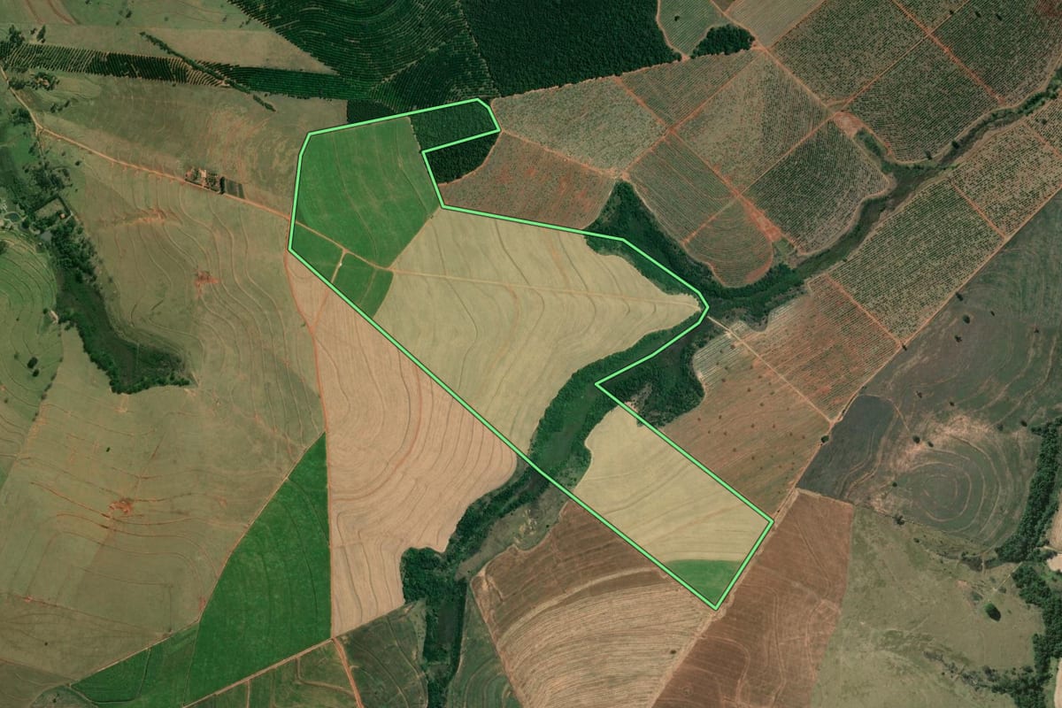 Imagem de satélite do imóvel rural em Espírito Santo do Turvo (SP), com o contorno declarado no CAR desenhado por cima.