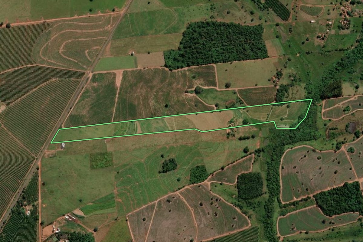 Imagem de satélite do imóvel rural em Estrela d'Oeste (SP), com o contorno declarado no CAR desenhado por cima.