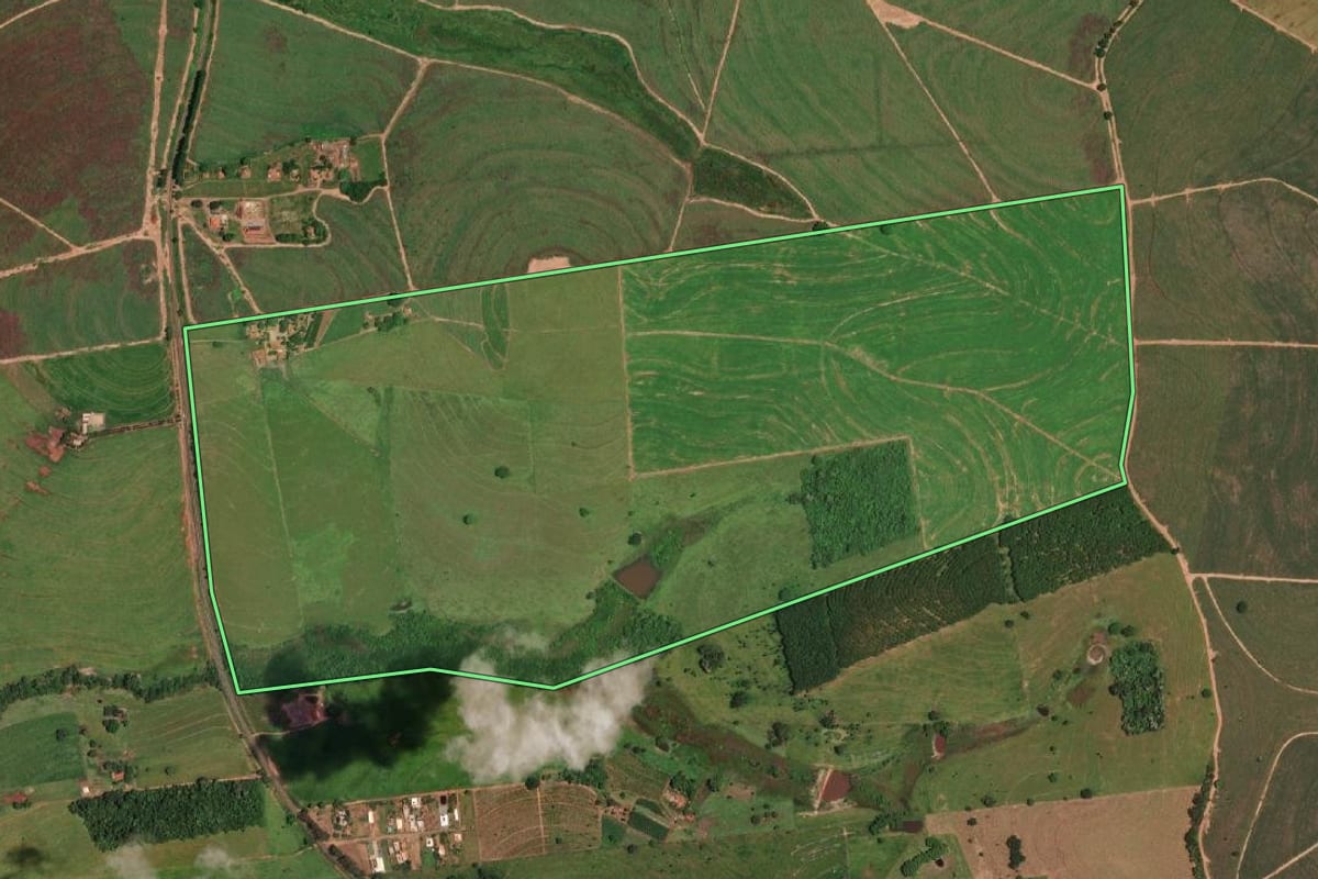 Imagem de satélite do imóvel rural em Estrela d'Oeste (SP), com o contorno declarado no CAR desenhado por cima.