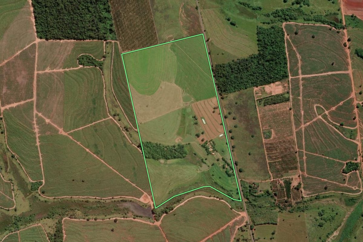 Imagem de satélite do imóvel rural em Estrela d'Oeste (SP), com o contorno declarado no CAR desenhado por cima.