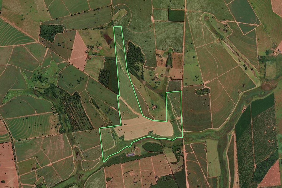 Imagem de satélite do imóvel rural em Estrela d'Oeste (SP), com o contorno declarado no CAR desenhado por cima.