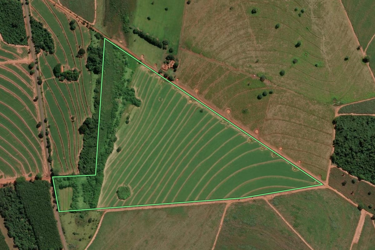 Imagem de satélite do imóvel rural em Estrela d'Oeste (SP), com o contorno declarado no CAR desenhado por cima.