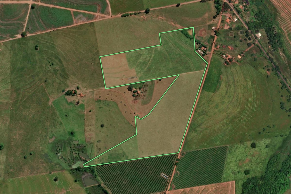 Imagem de satélite do imóvel rural em Estrela d'Oeste (SP), com o contorno declarado no CAR desenhado por cima.