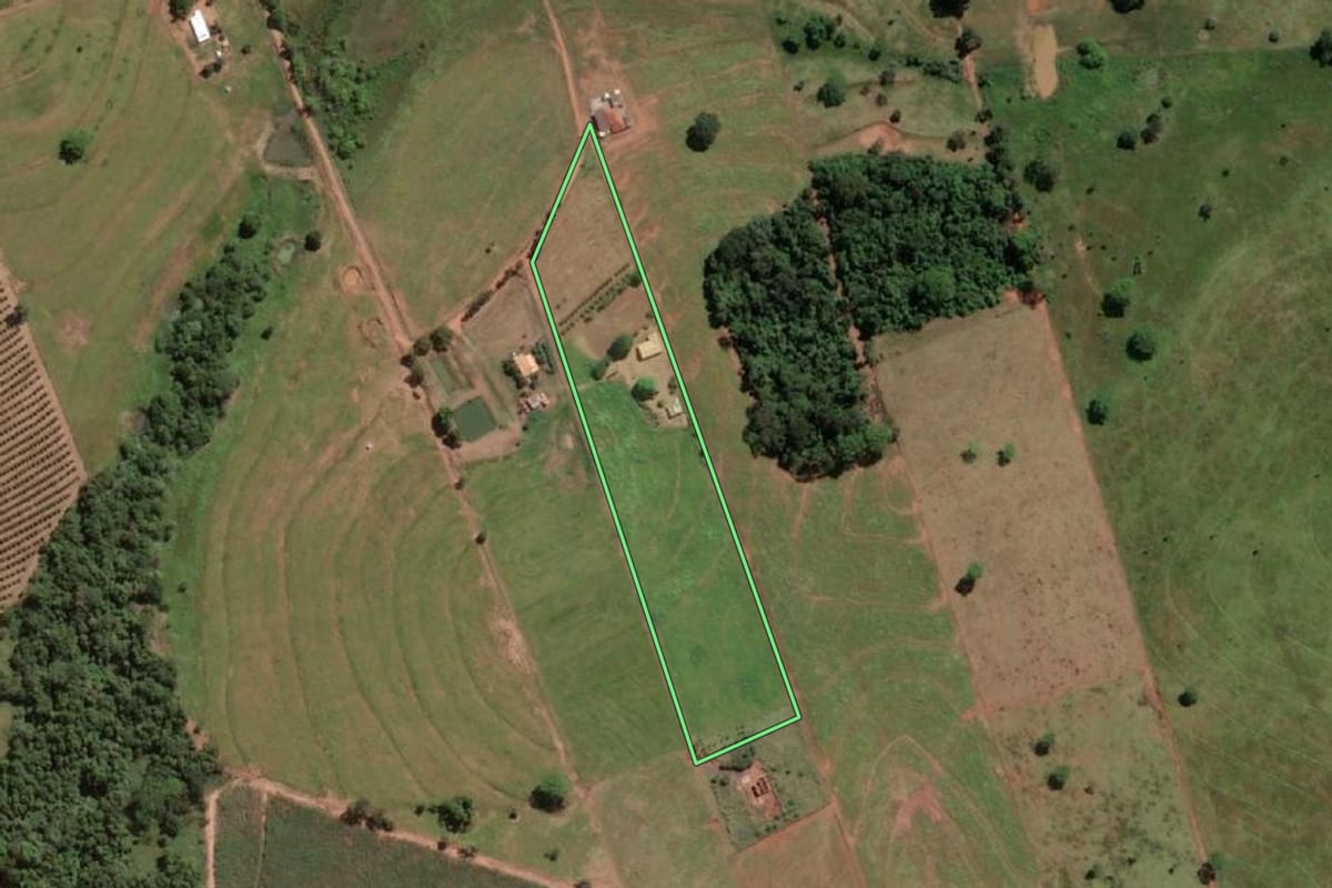 Imagem de satélite do imóvel rural em Estrela d'Oeste (SP), com o contorno declarado no CAR desenhado por cima.