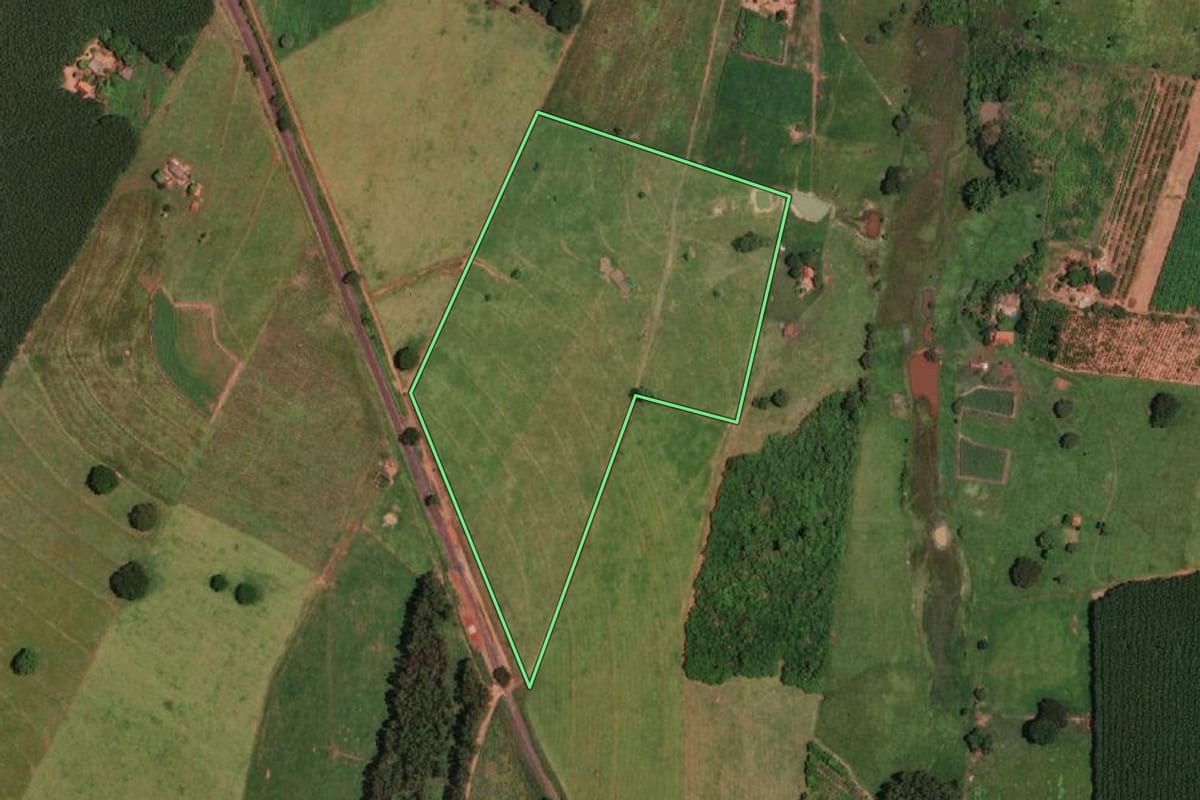 Imagem de satélite do imóvel rural em Estrela d'Oeste (SP), com o contorno declarado no CAR desenhado por cima.
