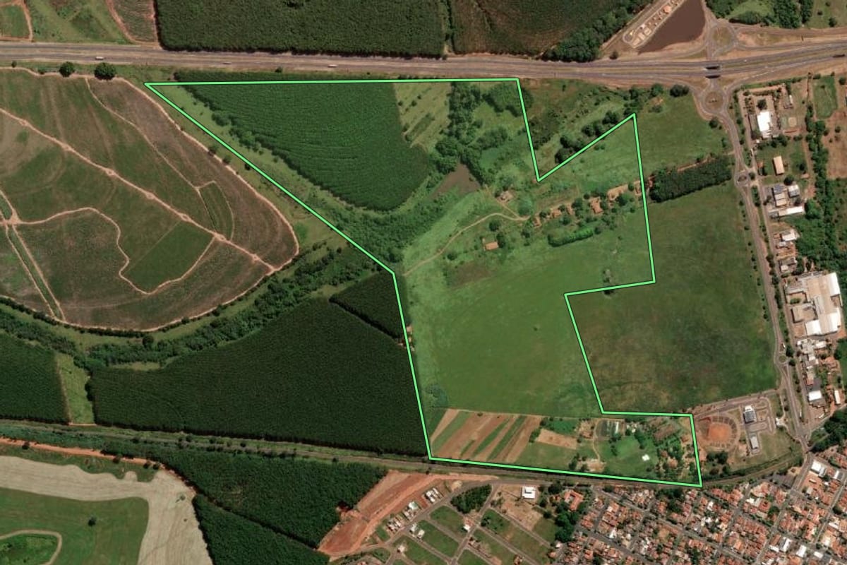 Imagem de satélite do imóvel rural em Estrela d'Oeste (SP), com o contorno declarado no CAR desenhado por cima.