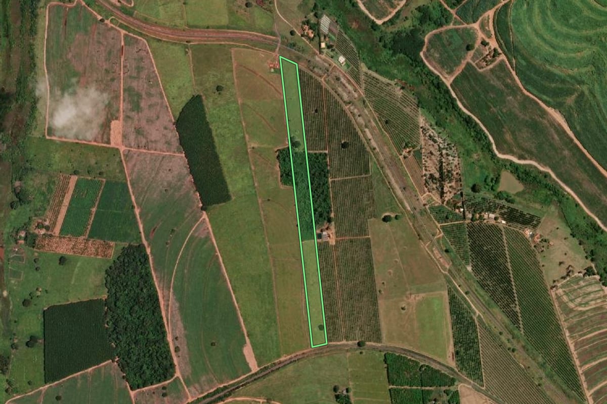Imagem de satélite do imóvel rural em Estrela d'Oeste (SP), com o contorno declarado no CAR desenhado por cima.