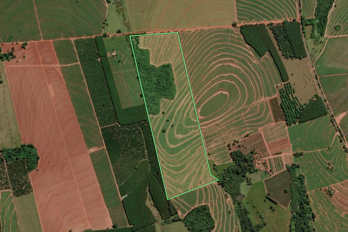 Imagem de satélite do imóvel rural em Estrela d'Oeste (SP), com o contorno declarado no CAR desenhado por cima.