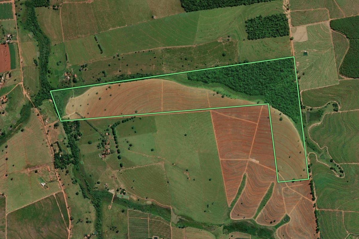 Imagem de satélite do imóvel rural em Estrela d'Oeste (SP), com o contorno declarado no CAR desenhado por cima.